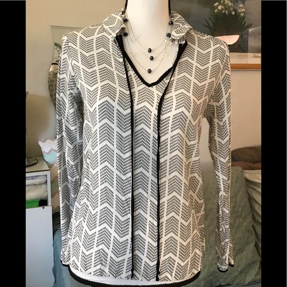 Ragged wihite blouse w/black design. Size S